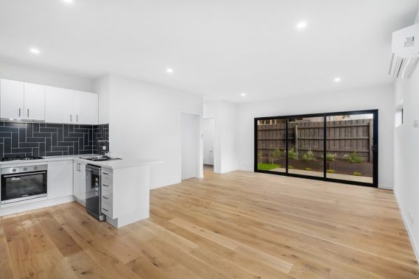 04+-+21+McComb+Street+Lilydale+VIC+-+Kitchen+Dining+Outdoor